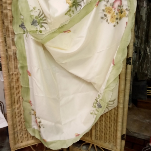 VINTAGE Tablecloth Sheer Floral 3D Magnolias/Marigolds  Embroidery Oblong 106x70 - Picture 2 of 8